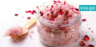 მოამზადეთ შაქრისა და ვარდის ფურცლების სკრაბი 3 ინგრედიენტის გამოყენებით-იდეალურია კანისთვის