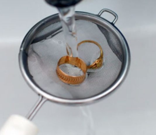 ამ ხსნარით შენს სამკაულებს ძველ ბრწყინვალებას დაუბრუნებ. ისინი ახალივით იქნება!