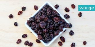 მან წყალი და ქიშმიში ერთმანეთს შეურია. ნაზავი, რომელიც ძალიან ბევრ ადამიანს ჭირდება