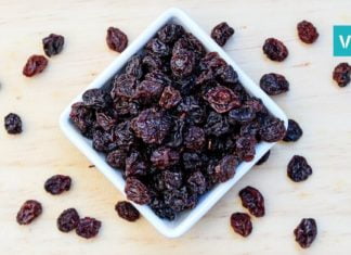 მან წყალი და ქიშმიში ერთმანეთს შეურია. ნაზავი, რომელიც ძალიან ბევრ ადამიანს ჭირდება