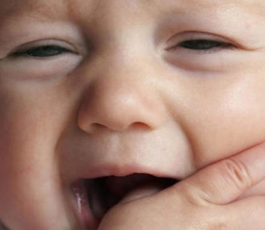 ეს ყველა მშობელმა უნდა იცოდეს – კბილების ამოჭრა მტკივნეული რომ არ იყოს ასე მოიქეცით