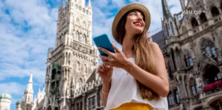 გაყიდვების ფსიქოლოგია: როგორ ვიპოვოთ საუკეთესო შეთავაზებები მოგზაურობისას Person booking travel deals on a smartphone.