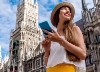 გაყიდვების ფსიქოლოგია: როგორ ვიპოვოთ საუკეთესო შეთავაზებები მოგზაურობისას Person booking travel deals on a smartphone.