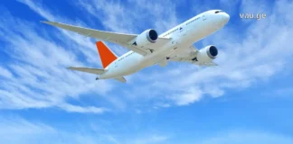 მოგზაურობის დაგეგმვის სტრატეგია: გზა იდეალური დასვენებისკენ View of an airplane wing flying above white clouds during sunset