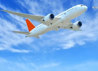 მოგზაურობის დაგეგმვის სტრატეგია: გზა იდეალური დასვენებისკენ View of an airplane wing flying above white clouds during sunset