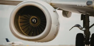 მეცნიერება პროგრესის სამსახურში: ფიზიკიდან ციფრულ ალგორითმებამდე Modern commercial airplane flying above clouds representing aviation technology.