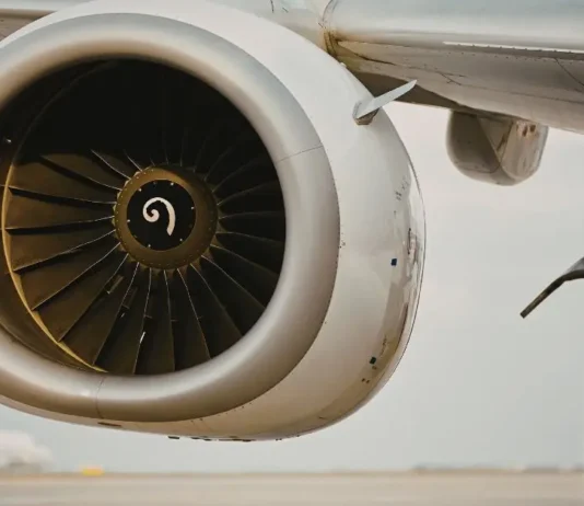 მეცნიერება პროგრესის სამსახურში: ფიზიკიდან ციფრულ ალგორითმებამდე Modern commercial airplane flying above clouds representing aviation technology.