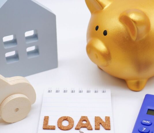 სწრაფი სესხები საქართველოში: გზამკვლევი გონივრული ფინანსური გადაწყვეტილებებისთვის Calculator, notebook, and money representing responsible borrowing and fast loans in Georgia.