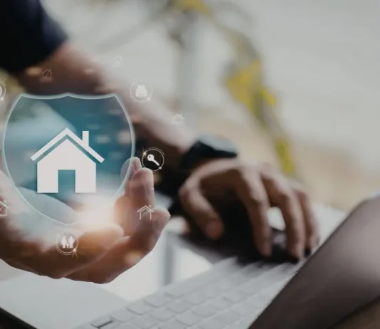 ონლაინ დაზღვევის ევოლუცია საქართველოში: როგორ დავზოგოთ დრო და ფული? Online insurance comparison platform interface on a laptop and smartphone.