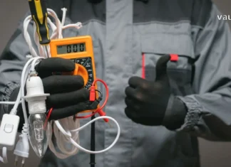 ელექტროენერგიის უსაფრთხოება: რატომ არ უნდა დავზოგოთ თანხა ხარისხიან სერვისზე? A professional electrician repairing electrical wiring in a residential house.