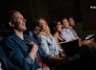 კინემატოგრაფიის ჯადოსნური სამყარო: ისტორია, ჟანრები და თანამედროვეობა Movies in Georgian cinema theater seats and popcorn