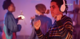 რევოლუცია გართობის სამყაროში: როგორ ვაქციოთ ნებისმიერი სივრცე საცეკვაო მოედანად People dancing at a silent disco party in Georgia wearing wireless headphones