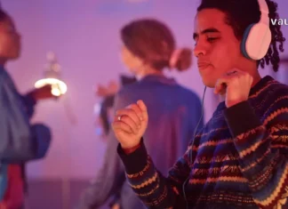 რევოლუცია გართობის სამყაროში: როგორ ვაქციოთ ნებისმიერი სივრცე საცეკვაო მოედანად People dancing at a silent disco party in Georgia wearing wireless headphones