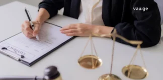 სამართლებრივი უსაფრთხოება ბიზნესში: სტრატეგიული გზამკვლევი მეწარმეებისთვის A professional setting showing legal documents, a pen, and the scales of justice representing commercial law and business contracts.