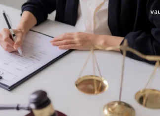 სამართლებრივი უსაფრთხოება ბიზნესში: სტრატეგიული გზამკვლევი მეწარმეებისთვის A professional setting showing legal documents, a pen, and the scales of justice representing commercial law and business contracts.