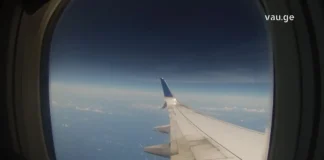 რატომ არის მოგზაურობა გონების „რესტარტი“ Airplane wing view from window over clouds and blue sky