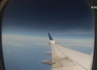 რატომ არის მოგზაურობა გონების „რესტარტი“ Airplane wing view from window over clouds and blue sky