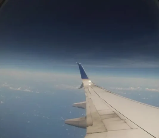 რატომ არის მოგზაურობა გონების „რესტარტი“ Airplane wing view from window over clouds and blue sky