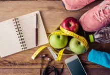 ფიტნესი და მოგზაურობა: როგორ შევინარჩუნოთ ფორმა დასვენების დროს A person doing a workout outdoors in a scenic travel destination during a sunny morning.