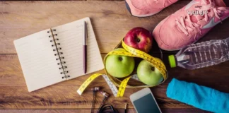 ფიტნესი და მოგზაურობა: როგორ შევინარჩუნოთ ფორმა დასვენების დროს A person doing a workout outdoors in a scenic travel destination during a sunny morning.