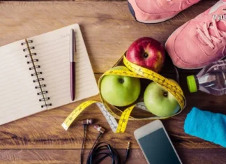 ფიტნესი და მოგზაურობა: როგორ შევინარჩუნოთ ფორმა დასვენების დროს A person doing a workout outdoors in a scenic travel destination during a sunny morning.