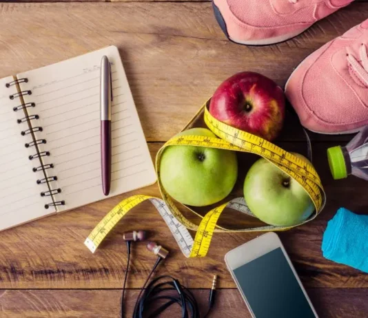 ფიტნესი და მოგზაურობა: როგორ შევინარჩუნოთ ფორმა დასვენების დროს A person doing a workout outdoors in a scenic travel destination during a sunny morning.