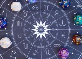 სად გელით ბედნიერება ზოდიაქოს ნიშნის მიხედვით? Top view of a dark blue astrological zodiac wheel chart with colorful dice featuring celestial symbols.