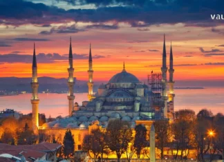 სტამბოლი: ქალაქი, სადაც ისტორია და თანამედროვეობა ერთმანეთს ერწყმის Panoramic view of Istanbul with Bosphorus bridge and mosques at sunset.