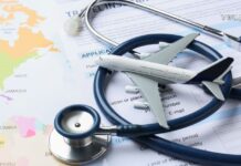 მედიცინა საზღვრების გარეშე: როგორ დავგეგმოთ სამედიცინო ტურიზმი ეფექტურად Stethoscope on a world map with a passport and airplane icons representing medical tourism.