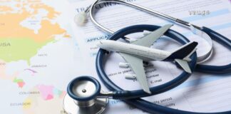 მედიცინა საზღვრების გარეშე: როგორ დავგეგმოთ სამედიცინო ტურიზმი ეფექტურად Stethoscope on a world map with a passport and airplane icons representing medical tourism.