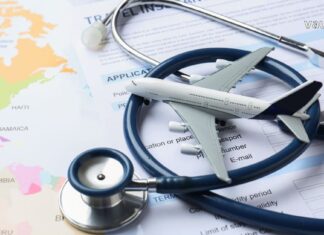 მედიცინა საზღვრების გარეშე: როგორ დავგეგმოთ სამედიცინო ტურიზმი ეფექტურად Stethoscope on a world map with a passport and airplane icons representing medical tourism.