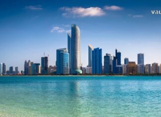 აბუ-დაბის ისტორია – უდაბნოს მირაჟიდან გლობალურ მეტროპოლისამდე Panoramic view of Abu Dhabi skyline and modern skyscrapers reflecting in the Persian Gulf water.