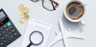 3 ქვეყანა, სადაც 2025 წელს ყველაზე იაფი ფრენები იყო Flat lay of a travel planning workspace with a toy airplane, calculator, coins, and a cup of coffee.