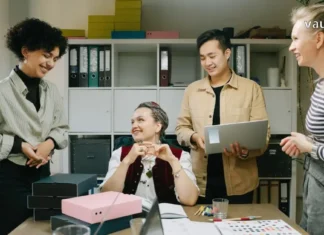 მომავალი მათ ხელშია: რომელი პროფესიები იზიდავს Gen Z-ს? A diverse group of young Gen Z professionals collaborating and smiling in a modern office setting.