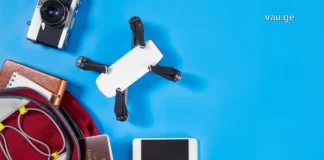 ტექნოლოგიური რევოლუცია: საუკეთესო გაჯეტები თანამედროვე მოგზაურისთვის A collection of modern travel gadgets including noise-canceling headphones, a power bank, and a smartphone on a flat surface