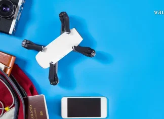 ტექნოლოგიური რევოლუცია: საუკეთესო გაჯეტები თანამედროვე მოგზაურისთვის A collection of modern travel gadgets including noise-canceling headphones, a power bank, and a smartphone on a flat surface