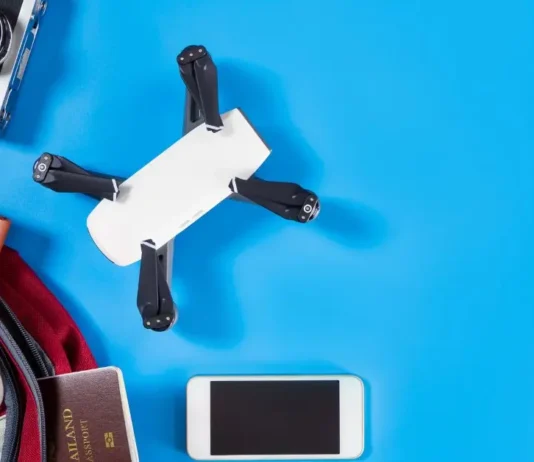 ტექნოლოგიური რევოლუცია: საუკეთესო გაჯეტები თანამედროვე მოგზაურისთვის A collection of modern travel gadgets including noise-canceling headphones, a power bank, and a smartphone on a flat surface