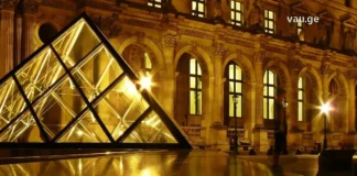 თბილისი-პარიზი: როგორ ვიპოვოთ იაფი ავიაბილეთები და დავგეგმოთ ბიუჯეტური ტური The glowing Louvre Pyramid at night with illuminated palace museum.